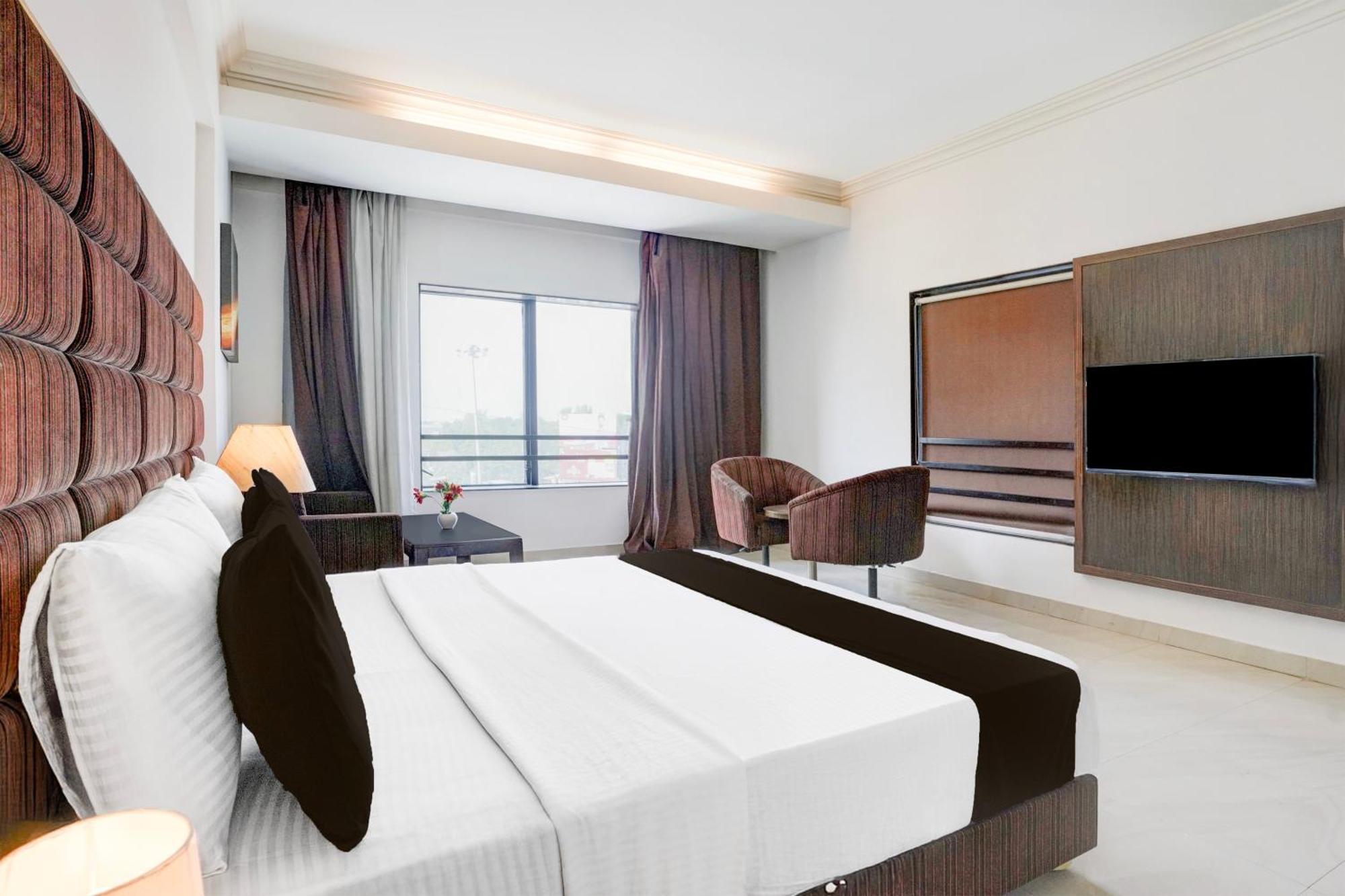 Super Townhouse Oak Bharuch Near Railway Station Formerly Hotel Kohinoor Exterior foto